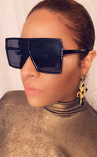 Load image into Gallery viewer, Black classic oversized luxury fashion sunglasses.
