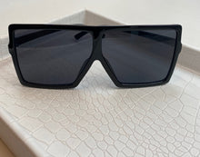 Load image into Gallery viewer, Black classic oversized luxury fashion sunglasses.
