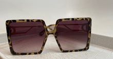 Load image into Gallery viewer, Olive green, luxury vintage square design sunglasses.
